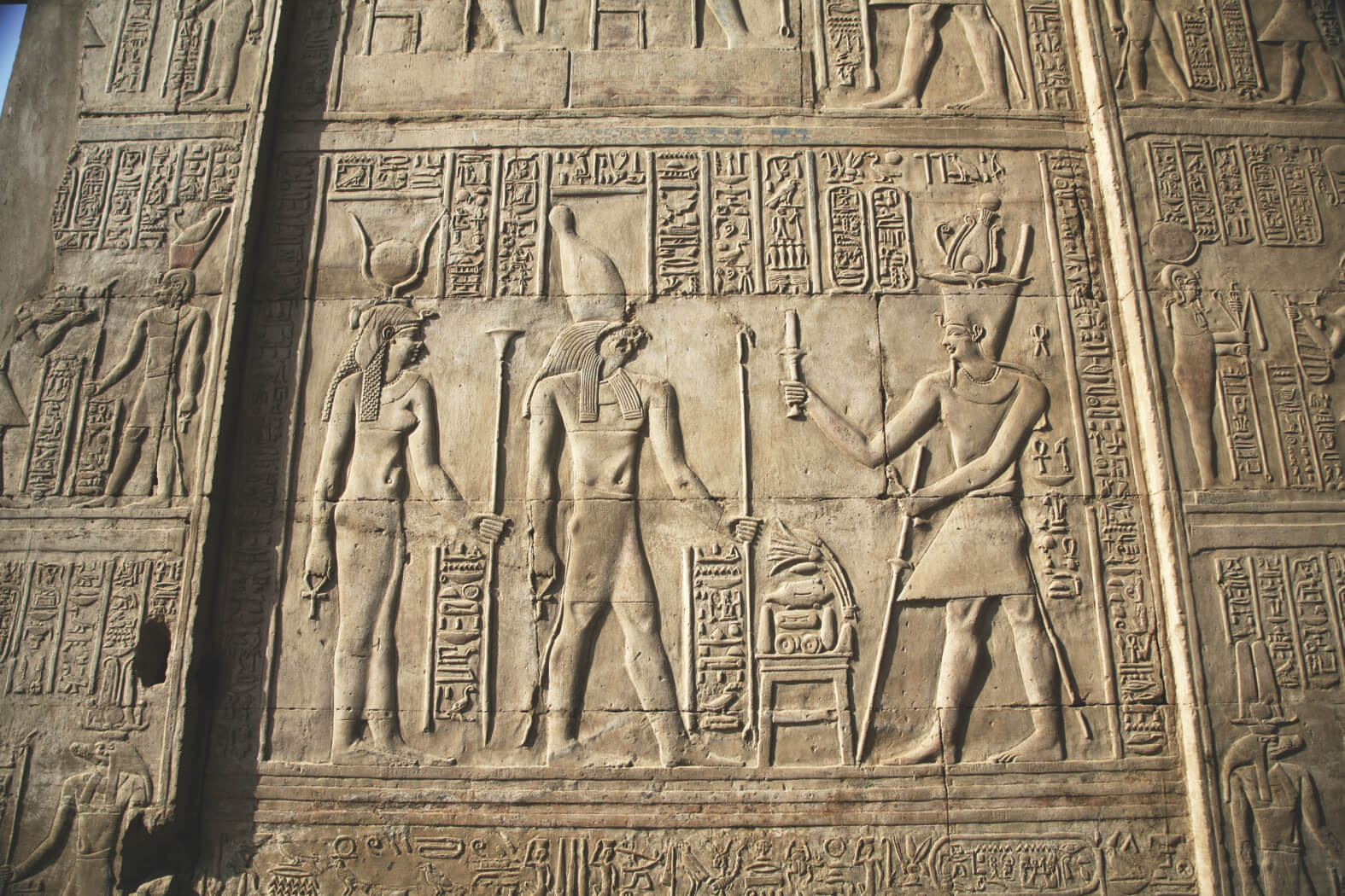 Какие подарки делали фараоны богам в храмах. Рельеф пирамиды. Лепнина в древнем Египте. Лук изображенный в египетских пирамидах. Фараон и его приближенные.
